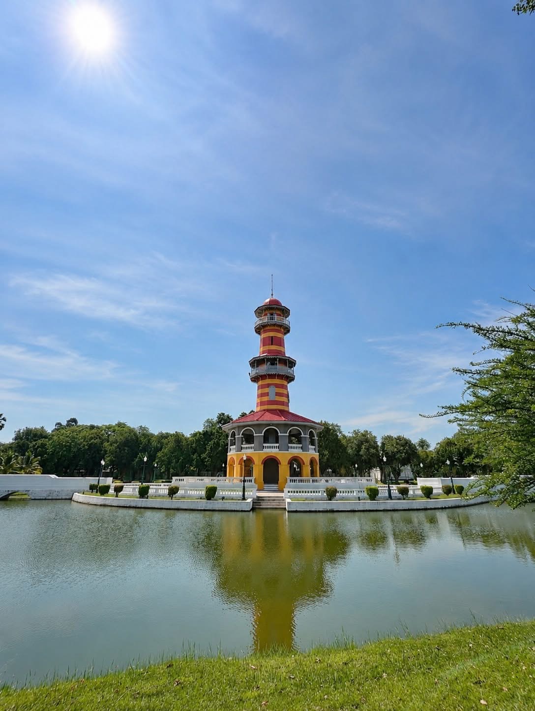 เงาสะท้อนท้องพระโรงในสระบัว